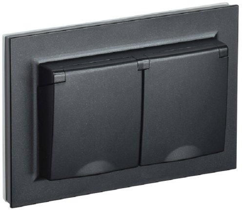 Розетка с заземлением IEK Brite РСбш12-3-44-БрЧ 1-м. 2 мод. крышка шторки IP44 черный картинка